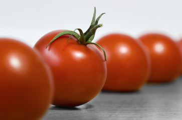 Mehrere rote reife Tomaten mit Stiehl