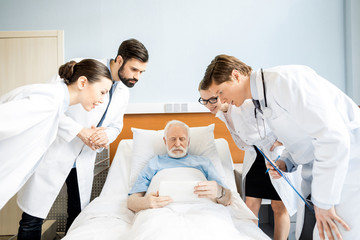 Obraz na płótnie Canvas Doctors and senior patient