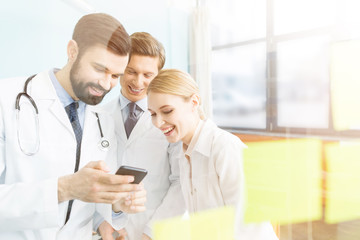 doctors using smartphone