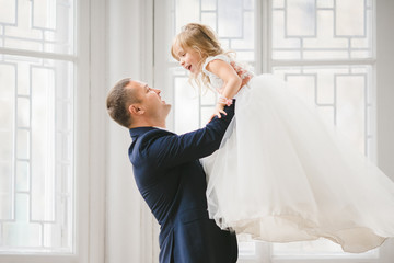 The father holds on hands her daughter