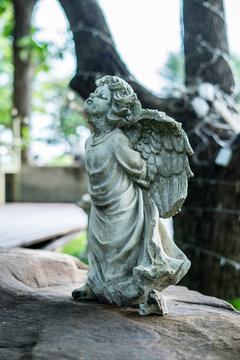 sandstone angel statue / Statue angel