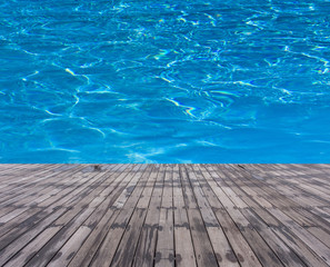 piscine bleue et plage bois mouillé 