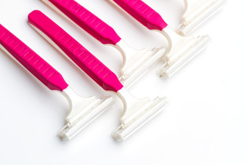 Maquinilla de afeitar sobre fondo blanco. Vista superior