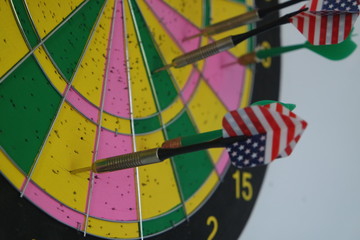 Obraz premium Target with arrows and dart