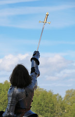 Jeanne d'arc et son épée vers le ciel