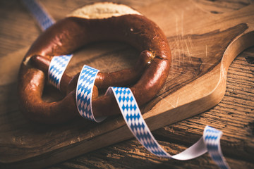 Brezel mit bayerischem Schleifenband