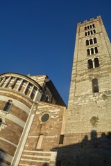 Die Rückseite der Kirche von San Frediano    mit Basilika und  Glocken  -  Turm   in Lucca, Italien 