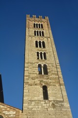Turm von der  Rückseite der Kirche von San Frediano in Lucca Italien 

