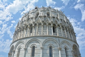 Baptistery  Gebäude im Cathedral Square in Pisa, Italien  mit blauem Himmel