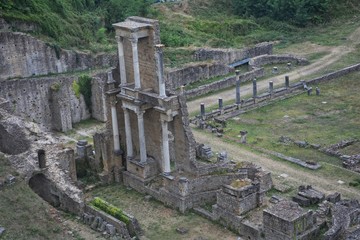 Fototapeta na wymiar Ruine eines alten römischen Theater in der Stadt Volterra, Italien