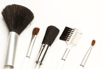 Set de pinceles para maquillaje sobre un fondo blanco. Vista superior y de cerca. Concepto: Beauty