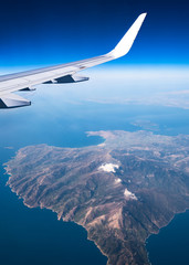 Flugreise über das Mittelmeer - Blick aus dem Flugzeugfenster