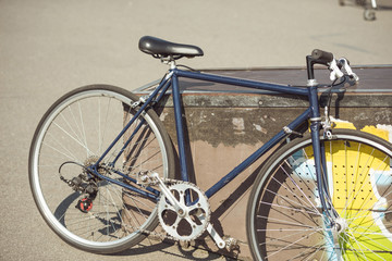 Fototapeta na wymiar fix bicycle standing in empty skateboard park, urban scene