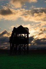 wieża widokowa z kolorowymi chmurami za nią © Magdalena