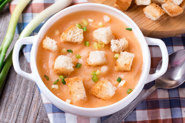 Cream soup with croutons