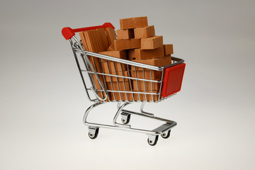 Einkaufswagen mit Ziegelsteinen
