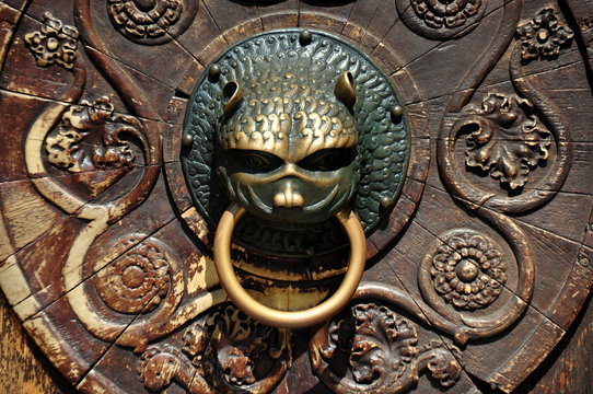 T&uuml;rklopfer am Hauptportal des Augsburger Domes