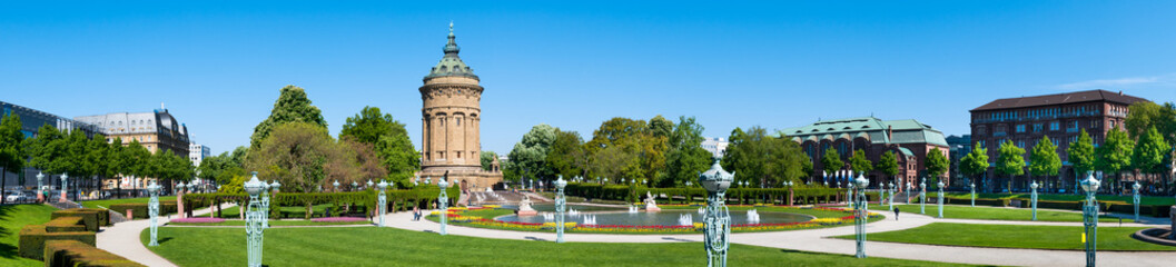 Fototapeta na wymiar Wasserturm und Rosengarten Panorama in Mannheim