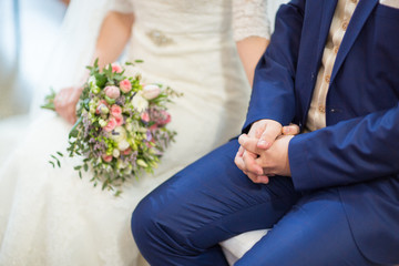 Obraz na płótnie Canvas bride and groom hand by hand