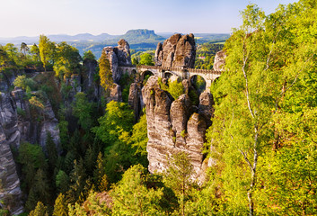 Die Basteibrücke ist eines der wichtigsten Wahrzeichen des Nationalparks Sächsische Schweiz, Deutschland.