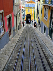 Schienenbett der Standseilbahn abwärts blickend