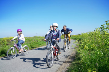 Fototapeta premium Happy family riding bikes on week-end in countryside