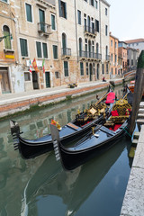 Obraz na płótnie Canvas gondola parking on a narrow canal