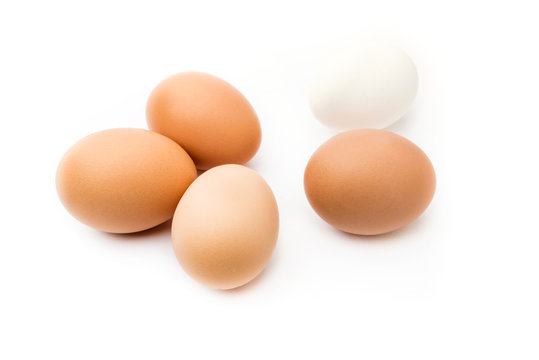 Grupo de huevos morenos y uno blanco