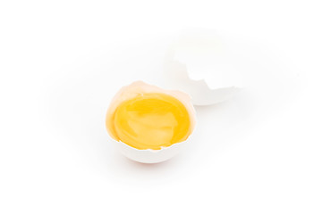 Huevo blanco roto y yema con fondo blanco