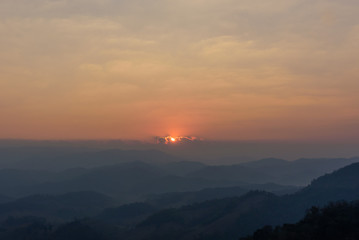 Obraz premium Niewielkie światło porannego słońca w Doi Hua Mod, dzielnicy Umphang, prowincja Tak, Tajlandia