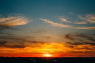 Obraz premium The sun sinks to the ground. Beautiful fiery sunset.
