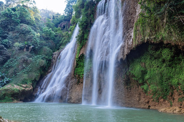 Fototapeta na wymiar Beautiful waterfall at Thi Lo Su,In Thailand