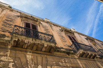 Balkone in Lecce, in Apulien, Italien