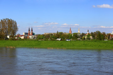 Panorama miasta Opole. widok od kanału Ulgi.