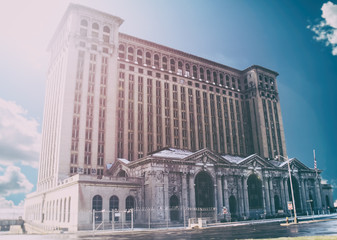 Obraz premium The abandoned Michigan Central Station in Detroit, Michigan on a winter afternoon.