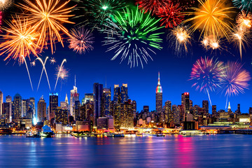 Feuerwerk zum Unabhängigkeitstag am 4. Juli in New York City, USA