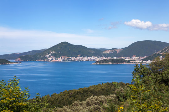 Вид на побережье Будванской Ривьеры. Черногория.