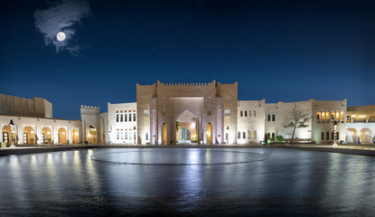 Das Kulturzentrum Katara in Doha, Katar, bei Nacht mit Vollmond