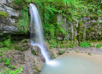 Idyllischer Wasserfall in der Natur - Naturschutz