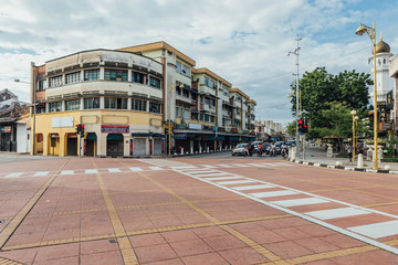 Obraz premium Building and foot path with traffic light on the street at George Town. Penang, Malaysia.