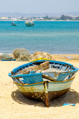 Altes Fischerboot am Strand des Mittelmeers bei Hammamet in Tunesien