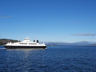 Fototapeta na wymiar Ferry sur fjord en Norvège