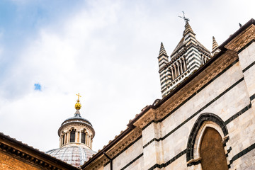 Fototapeta na wymiar La Cathédrale de Sienne en Toscane