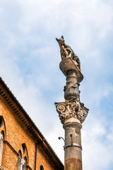 Colonne et statue de Romulus et R&eacute;mus &agrave; Sienne en Toscane