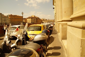 Parkende Motorroller in Florenz / Italien