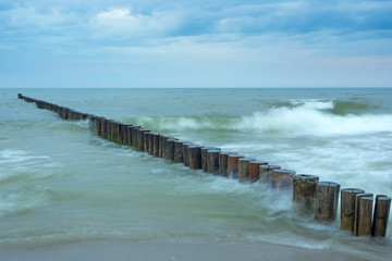 Langzeitbelichtung von Wellen an Buhnen in der Ostsee