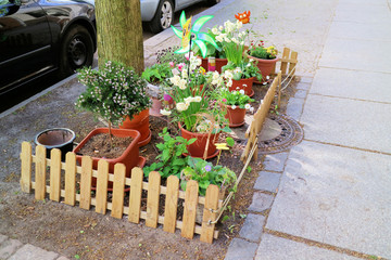 Blumenbeet an Stadt-Baum mit Windmühle