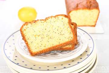 Zitronenkuchen mit Mohn