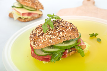 Körnerbrötchen mit Schinken, Gurken und Rukola