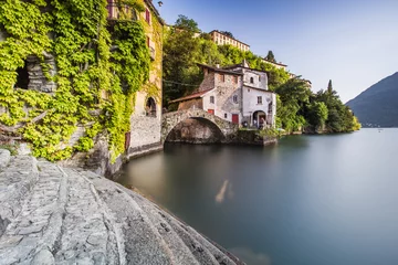 Fototapete See / Teich Alte Villen und Häuser im Dorf Nesso am Comer See, Italien